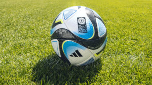 Der offizielle WM Spielball "OCEAUNZ" von adidas