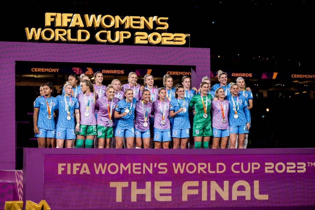 Die Spielerinnen aus England posieren mit ihren Silbermedaillen nach dem Finale der FIFA Frauen-Weltmeisterschaft zwischen Spanien und England am 20. August 2023 in Sydney. Foto: Jon Olav Nesvold / BILDBYRAN