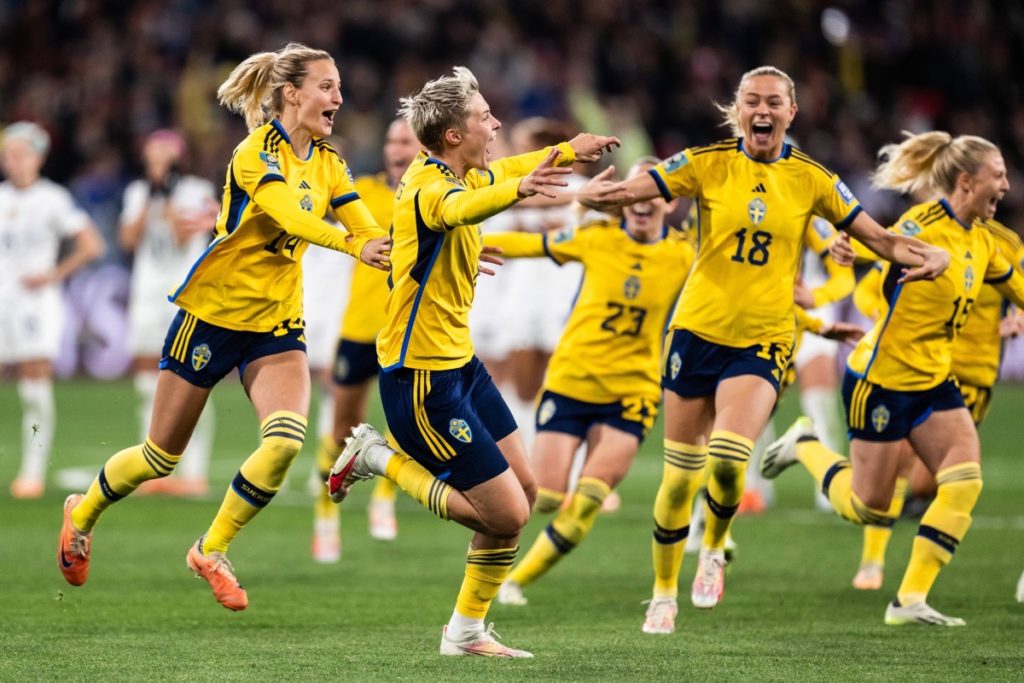 Lina Hurtig aus Schweden feiert mit ihren Mannschaftskameradinnen nach dem entscheidenden Elfmeter im Achtelfinale der FIFA Frauenfußball-Weltmeisterschaft zwischen Schweden und den USA am 6. August 2023 in Melbourne. Bild: Mathias Bergeld / BILDBYRAN / kod MB / Imago